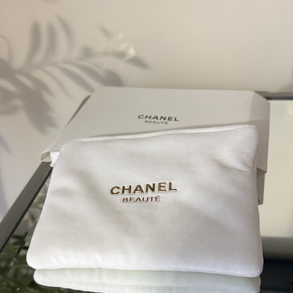 Chanel Beauté White and Gold Pouch